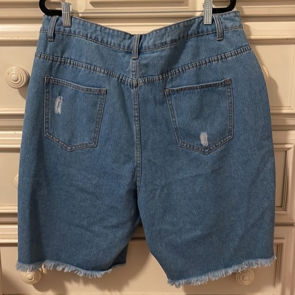 Nwot Ladies SHEIN Curve Bermuda Shorts. - Picture 2 of 4